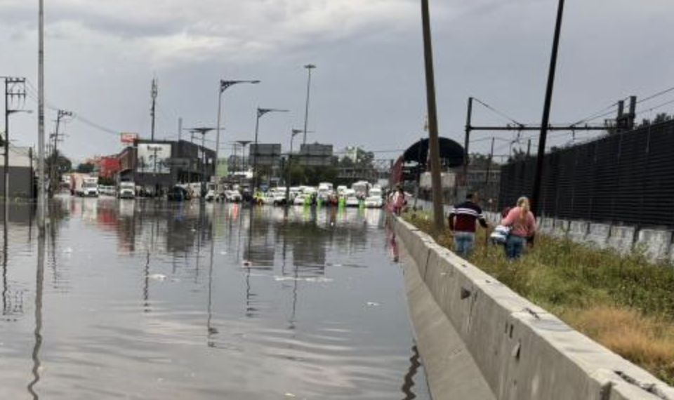 Fuertes lluvias provocan inundaciones en el oriente del Edomex