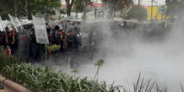 Se registran choques entre policías y encapuchados en inmediaciones del Estadio CDMX