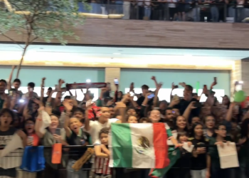 Reciben a la Selección Nacional con mariachi, porras y pirotecnia en Guadalajara