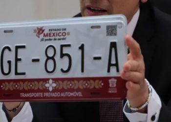Empresa señalada por fallas en placas obtiene contrato millonario en el Estado de México