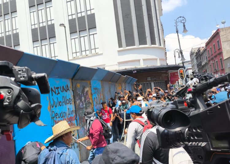 Deja enfrentamiento entre policías y la CNTE al menos dos maestros heridos