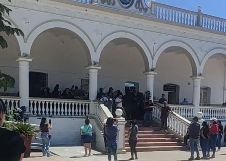 Alcaldesa de Acatlán de Osorio denuncia que “Los Rojos” buscan desestabilizar su gobierno