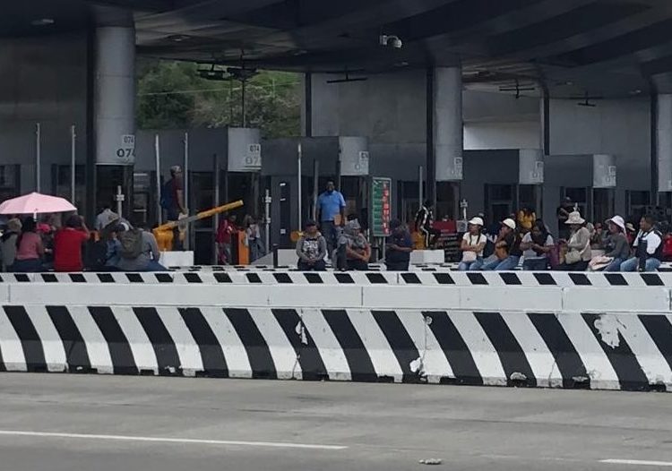 Toma la CNTE caseta de la México-Cuernavaca