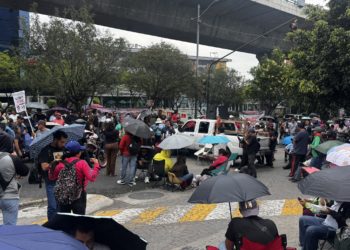 CNTE protesta frente a instalaciones de TV Azteca y televisa en la CDMX