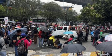 CNTE protesta frente a instalaciones de TV Azteca y televisa en la CDMX