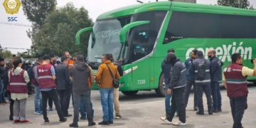 Hallan 59 artefactos explosivos caseros en autobús de Ayotzinapa durante operativo en caseta de Tlalpan