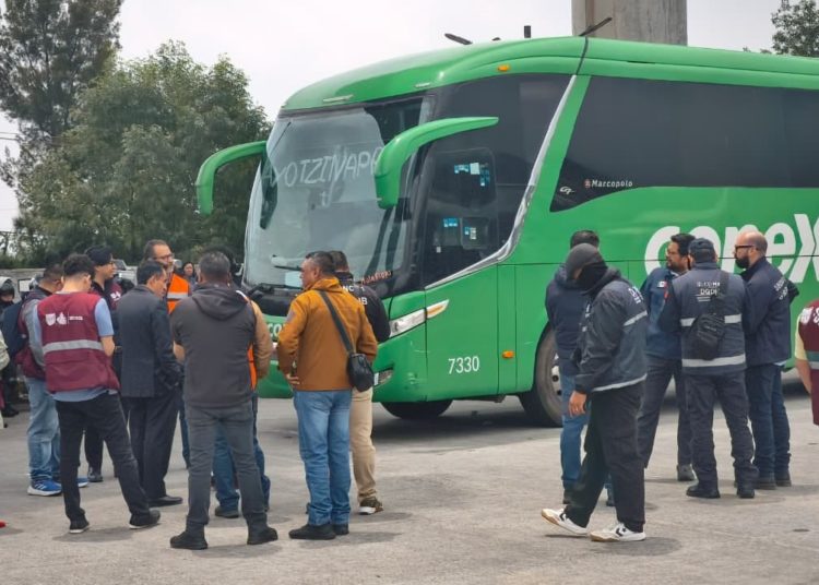 Hallan 59 artefactos explosivos caseros en autobús de Ayotzinapa durante operativo en caseta de Tlalpan