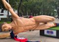 Tiran y pintan figuras de futbolistas durante protesta de la CNTE en Paseo de la Reforma