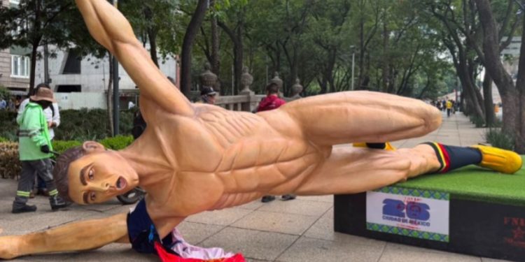 Tiran y pintan figuras de futbolistas durante protesta de la CNTE en Paseo de la Reforma