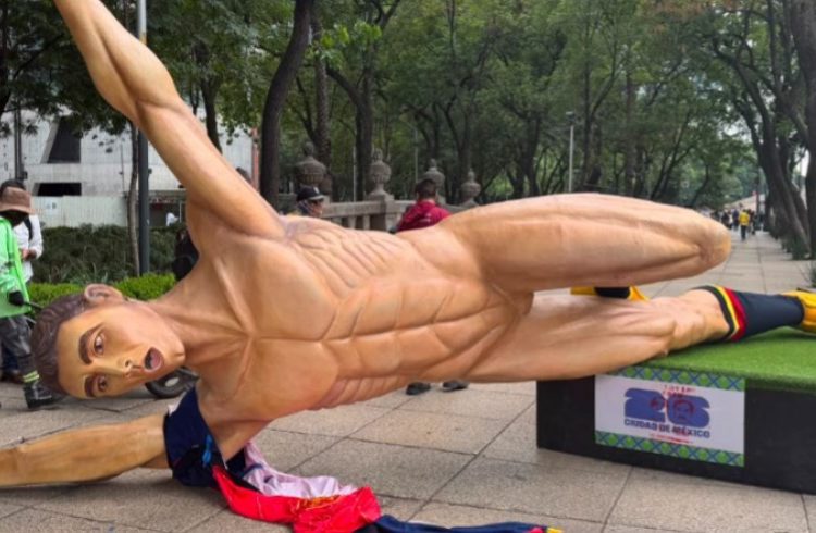 Tiran y pintan figuras de futbolistas durante protesta de la CNTE en Paseo de la Reforma