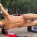 Tiran y pintan figuras de futbolistas durante protesta de la CNTE en Paseo de la Reforma