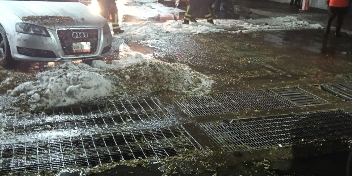 Atienden encharcamientos y desbordamiento de barranca en Cuajimalpa