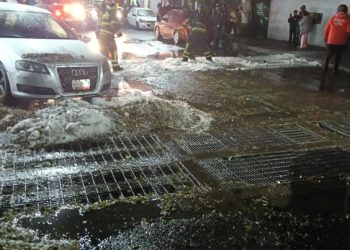 Atienden encharcamientos y desbordamiento de barranca en Cuajimalpa