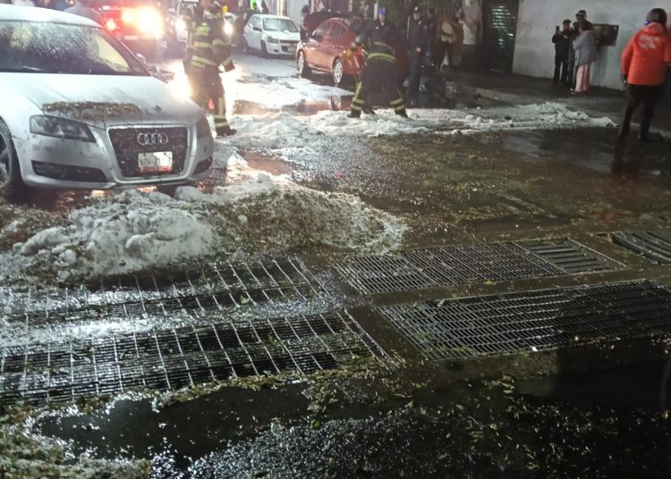 Atienden encharcamientos y desbordamiento de barranca en Cuajimalpa
