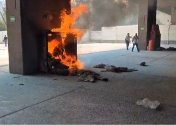 Integrantes de la CNTE tiran rejas y logran ingresar a instalaciones de la SEP en Avenida Universidad