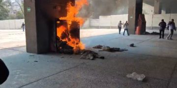 Integrantes de la CNTE tiran rejas y logran ingresar a instalaciones de la SEP en Avenida Universidad