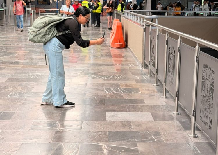 Metro Universidad renueva su imagen con una intervención artística inspirada en la UNAM