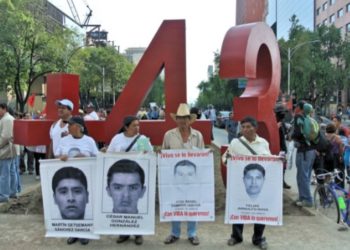 Padres de Ayotzinapa denuncian que les “sembraron” explosivos durante revisión en CDMX
