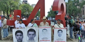 Padres de Ayotzinapa denuncian que les “sembraron” explosivos durante revisión en CDMX