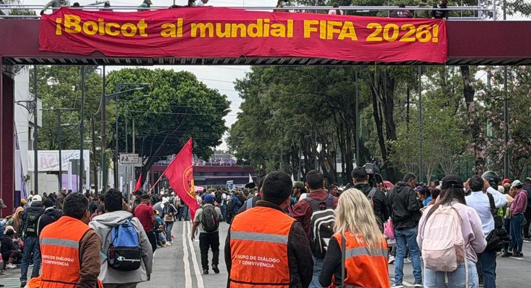 Marchan miembros de la CNTE al Estadio CDMX por Calzada de Tlalpan