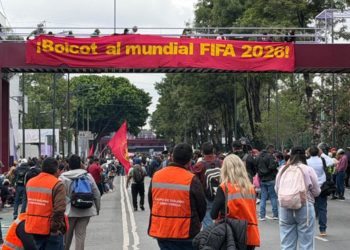 Marchan miembros de la CNTE al Estadio CDMX por Calzada de Tlalpan