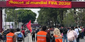Marchan miembros de la CNTE al Estadio CDMX por Calzada de Tlalpan