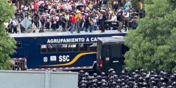 Frenan policías avance de la CNTE hacia el Estadio CDMX