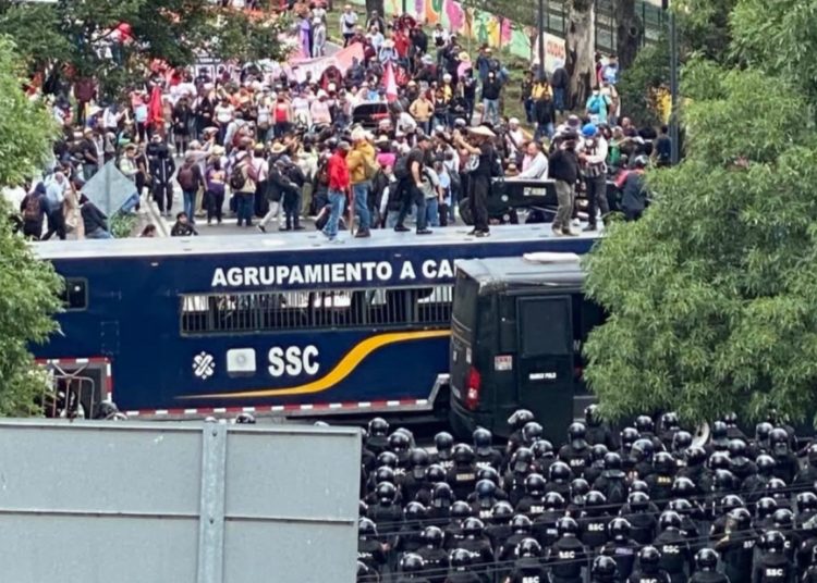 Frenan policías avance de la CNTE hacia el Estadio CDMX