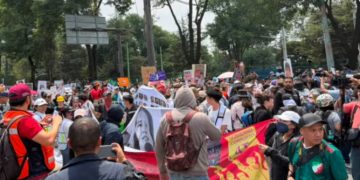 Madres buscadoras llegan al Estadio Ciudad de México, se mantiene cerco para impedir su avance
