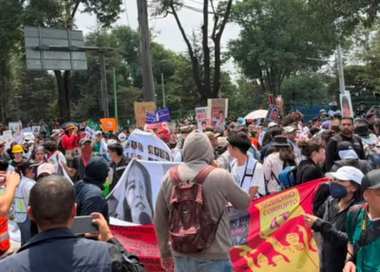 Madres buscadoras llegan al Estadio Ciudad de México, se mantiene cerco para impedir su avance